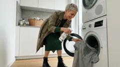 So wird Wäsche mit weißem Haushaltsessig wieder frisch – und das musst du beachten